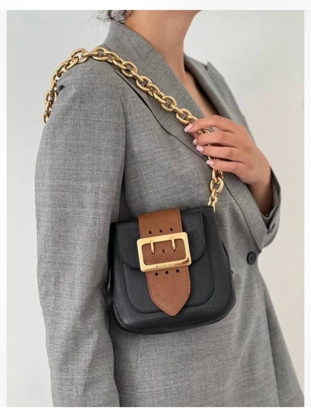 Burberry Derby Calfskin
Small Square Buckle Belt Bag
Black Tan